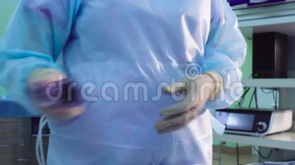 护士拿起手术器械的手视频的预览图