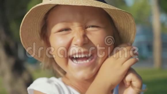 美丽可爱的小女孩笑着看镜头的肖像视频的预览图