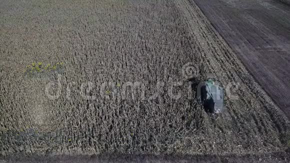 拖拉机采田播种用拖拉机采田的鸟瞰视频的预览图