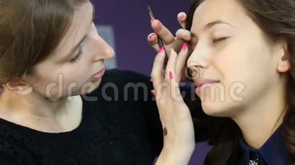 化妆师将明亮的底色眼影运用于模特眼中视频的预览图