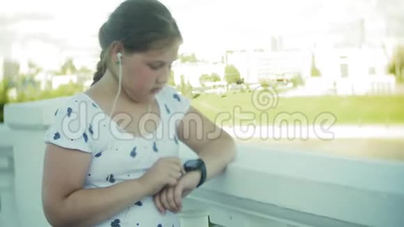 一个胖女孩在智能时钟上运行脉冲监视器视频的预览图