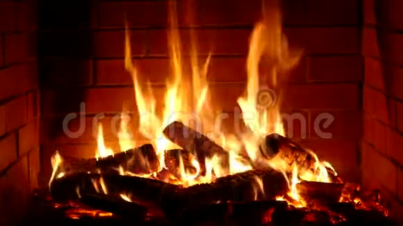 令人印象深刻的令人满意的近距离拍摄的木材燃烧缓慢与橙色火焰在舒适的砖制壁炉气氛视频的预览图