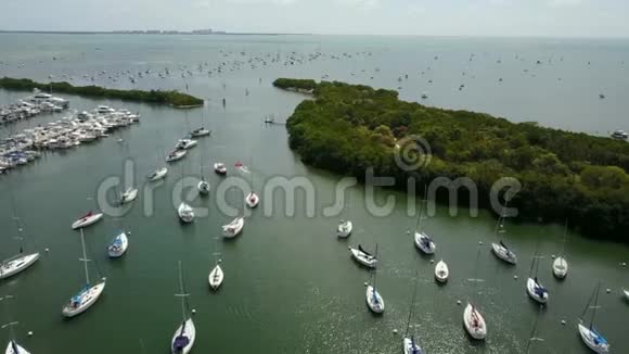 豪华4k空中无人机视野中的蓝色海水海景中小型旅游游艇摩托艇在港湾港平静休息视频的预览图