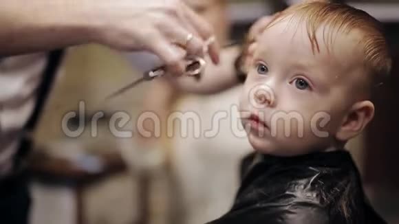 婴儿第一次理发时间在美发厅视频的预览图