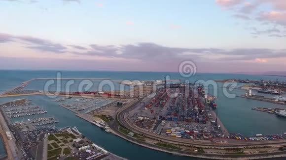 日落时从空中观看瓦伦西亚海港西班牙视频的预览图