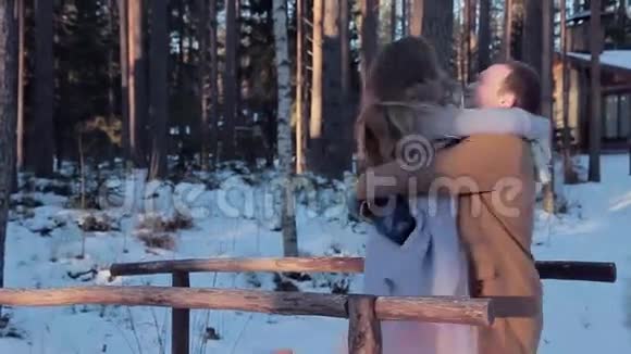 冬天在乡间的一座木桥上遇见相爱的夫妻视频的预览图