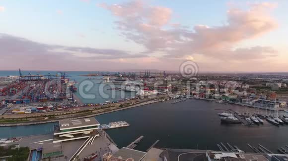 日落时从空中观看瓦伦西亚海港西班牙视频的预览图
