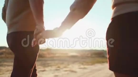 失去一对恋爱中情侣的后景手牵手走向灿烂的夕阳视频的预览图