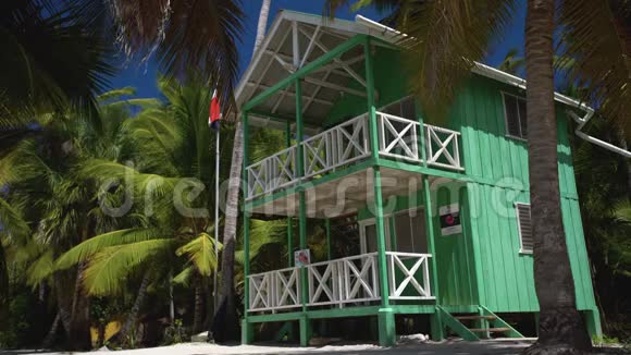 海滩别墅或房子在小的热带岛屿索纳与棕榈树多米尼加共和国视频的预览图