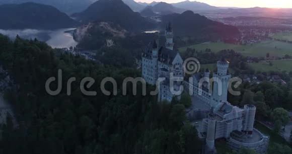 鸟瞰上午日落Neuschwanstein城堡在巴伐利亚阿尔卑斯山巴伐利亚德国4K准备好颜色视频的预览图