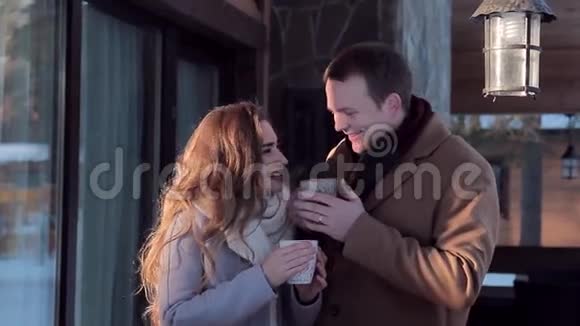 爱的异性情侣在冬天在户外喝热茶视频的预览图