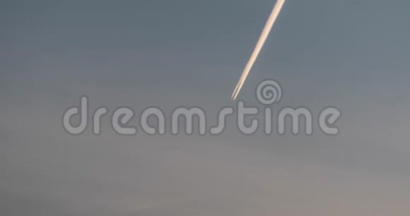 飞机在天空中的运动在此之后留下一个白色的标记视频的预览图