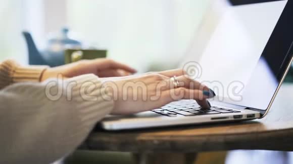 女人用蓝色指甲油在笔记本电脑上打字视频的预览图