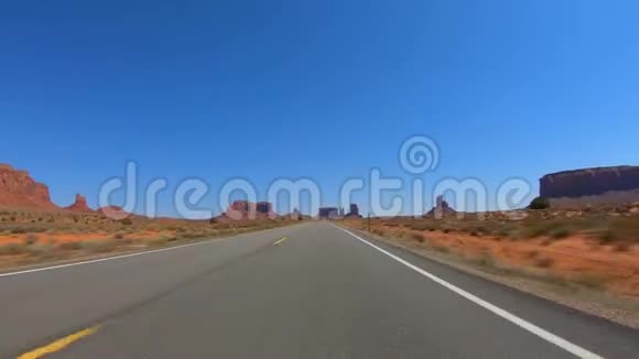 高速公路穿过纪念碑谷视频的预览图