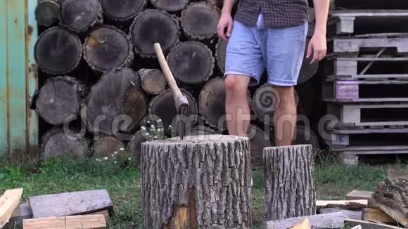 人用斧头砍木头慢动作射击视频的预览图