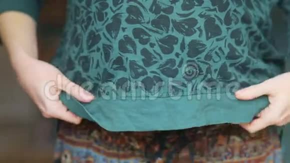 穿着复古诺尔老式t恤的成年孕妇用孩子抚摸她的腹部视频的预览图