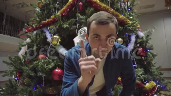 圣诞节的男人们受到了用手指发抖的威胁视频的预览图