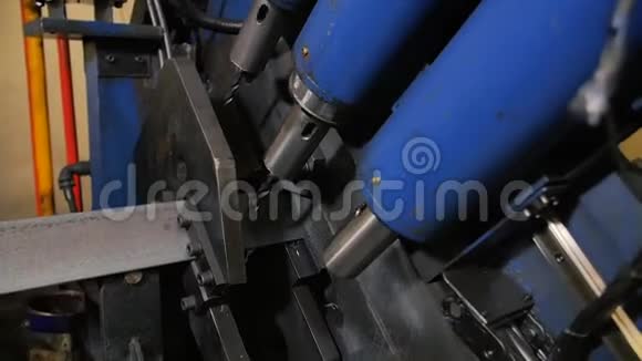 在工厂工业数控机床上钻孔金属铁现代技术视频的预览图