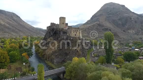 河边古堡的景色视频的预览图