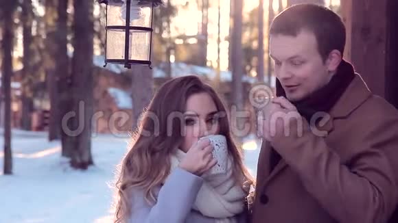在寒冷的冬天男朋友和女朋友在外面喝热茶视频的预览图