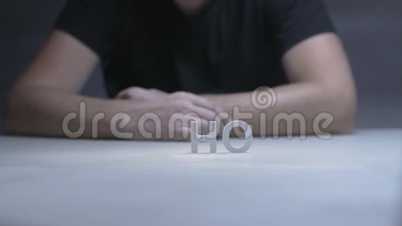 男人用白色字母在灰色背景下写作文视频的预览图