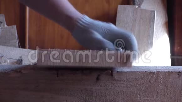 在木匠车间用圆锯工作的白种人视频的预览图