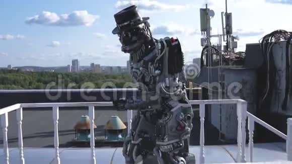 机器人在城市天际线和蓝天的背景上移动双手录像人工技术的概念视频的预览图