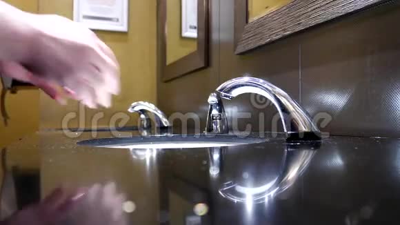 男人在公共厕所洗手视频的预览图