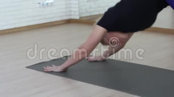 瑜伽中心女子体式训练视频的预览图