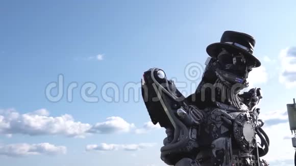 机器人机器人机器人的头和肩膀录像云天背景下的机器人机器人技术概念视频的预览图