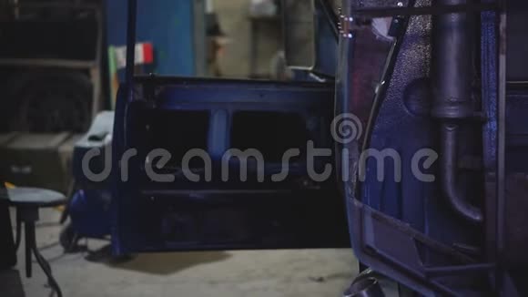 机械师从拆卸的汽车里扔垃圾视频的预览图