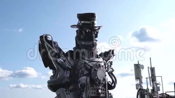 机器人机器人机器人的头和肩膀录像云天背景下的机器人机器人技术概念视频的预览图