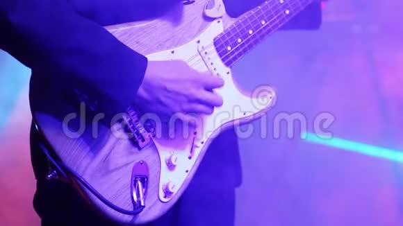 一个吉他手在俱乐部里弹电吉他视频的预览图