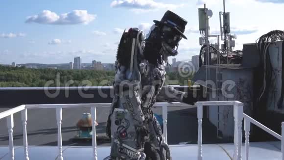 机器人在城市天际线和蓝天的背景上移动双手录像人工技术的概念视频的预览图