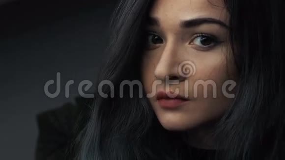 一张美丽年轻女性脸的近景肖像视频的预览图