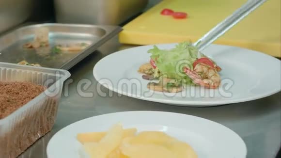 的男厨师用白色盘子做海鲜开胃菜视频的预览图