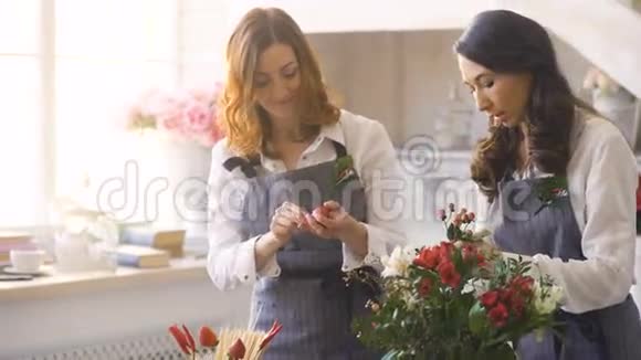 两位厨师和花匠准备鲜花水果和蔬菜制作水果花束视频的预览图