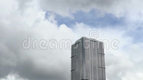摩天大楼逆天云彩穿过蓝天延时录音4KUHD的录像视频的预览图