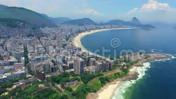 里约热内卢和大西洋有山的空中景色视频的预览图