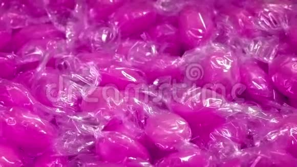 粉红糖果在包装纸旋转视频的预览图