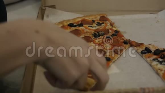吃美味的披萨片特写视频的预览图