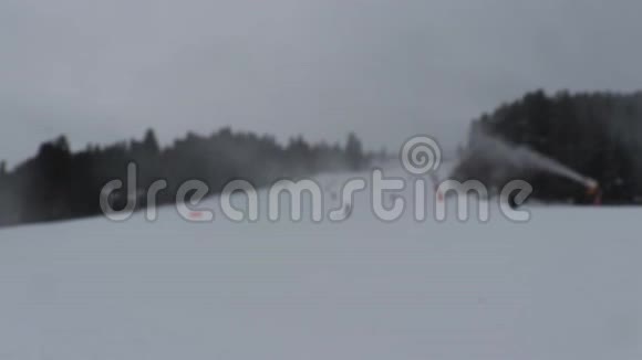 人们在山腰滑雪滑雪者沿着雪坡走焦点外的背景是山坡与下降视频的预览图