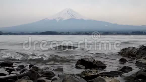 日本富士山背景的川口湖海岸线波浪视频的预览图