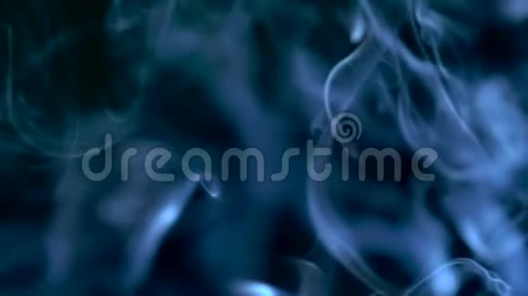 烟雾在黑色背景下缓慢地飘过空间240fps慢动作视频的预览图