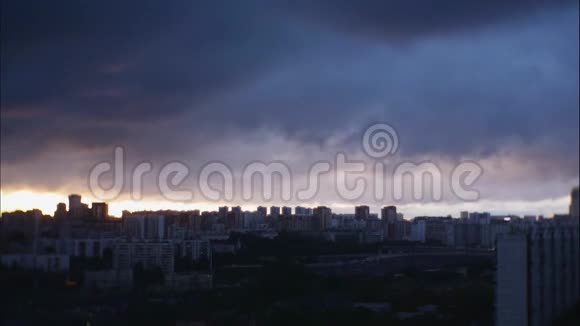 日落时分城市上空乌云密布雨是在夕阳的映衬下视频的预览图