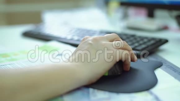 医生在他办公室的电脑上工作女手特写推电脑鼠标双手特写打字视频的预览图