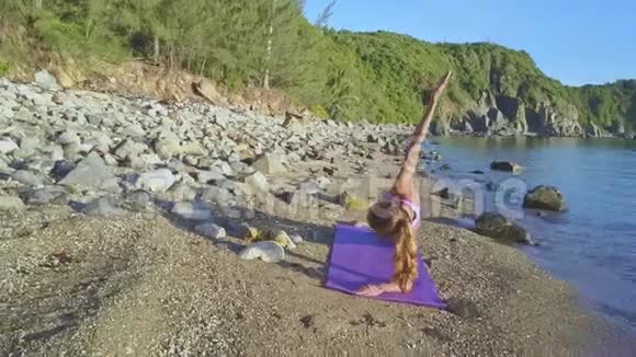早上做瑜伽姿势对抗海景的松尾女孩视频的预览图