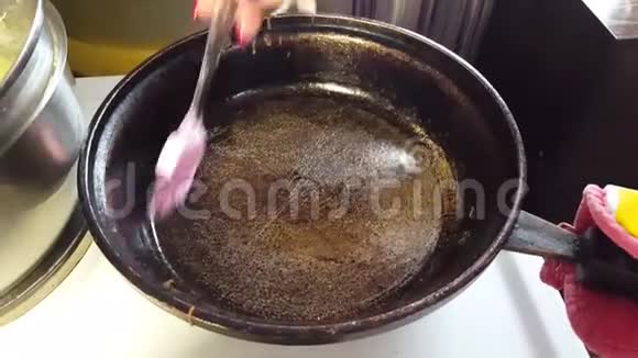油炸锅准备烤制在家做饭视频的预览图