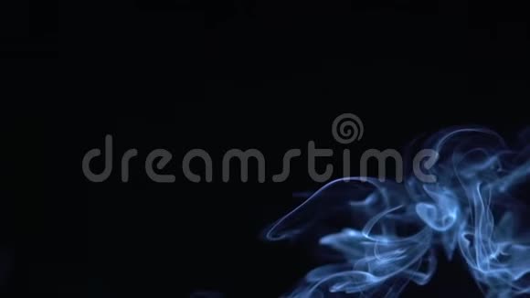 烟雾在黑色背景下缓慢地飘过空间240fps慢动作视频的预览图