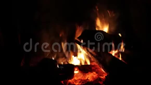晚上烧火篝火篝火1920x1080个视频的预览图